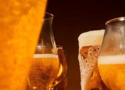 A Natale in Italia oltre 650 milioni di brindisi con la birra; il consumo nei mesi invernali aumenta del 25% in dieci anni