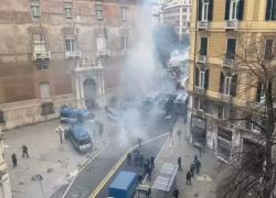Ex Ilva, tensioni durante sciopero generale a Genova, operaio ferito da fumogeno, attaccate grate della prefettura, Salis: “Incontrerò  Urso“ - VIDEO