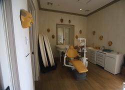 Epstein, le foto inedite della sua isola: da maschere inquietanti appese ai muri a poltrona da dentista, da vasche da bagno a lavagne - GALLERY