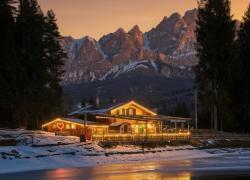 Scogliera Group, il pilastro del turismo di lusso in Costa Smeralda, sbarca nel cuore delle Dolomiti. Sabato (6 dicembre) l’inaugurazione del nuovo ristorante La Scogliera Lago Pianozes, a Cortina d’Ampezzo