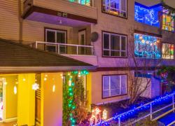 Natale in condominio, tra addobbi condivisi e creatività privata: negli spazi comuni decorazioni sobrie, maggiore libertà nelle parti di proprietà