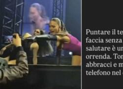 Elodie dopo il VIDEO virale in cui fa cadere il telefono del giornalista che la riprende: “Puntarmi il cellulare in faccia senza salutare è orrendo”