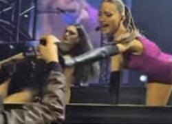 Elodie allontana bruscamente il telefono di un giornalista che la riprende da vicino sotto il palco e lo fa cadere a terra - VIDEO