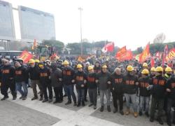 Ex Ilva, delegazione Uilm in visita allo stabilimento di Genova, "inseguiti e picchiati da operai della Fiom"