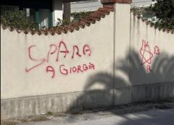 Marina di Pietrasanta (LU), apparsa scritta “Spara a Giorgia” firmata BR, FdI: “Estremismo rosso prova del clima d’odio che qualcuno tollera ancora”