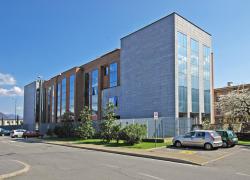 Verbania, 64enne condannato a 3 anni dopo aver sfregiato volto della moglie con acido in parruccheria, tribunale choc: “Lei poteva sciacquarsi”