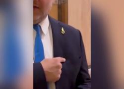 Ben-Gvir indossa spilla a forma di cappio durante discussione su pena di morte alla Knesset, poi le frasi choc: “Impiccagione o sedia elettrica, basta che muoiano” - VIDEO