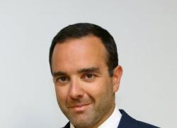 Gedi proroga l’esclusiva con Kyriakou per la cessione di La Repubblica e La Stampa; sul tavolo resta l’offerta da €140 milioni di Del Vecchio