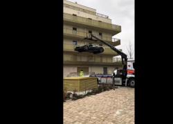 Vienna, imprenditore parcheggia la sua Ferrari da 380 cavalli sul balcone al primo piano perché "non voleva lasciarla in strada" - VIDEO