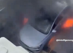 Cina, auto elettrica Feifan ER6 esplode in un parcheggio, la detonazione pochi secondi dopo che la batteria prende fuoco - VIDEO