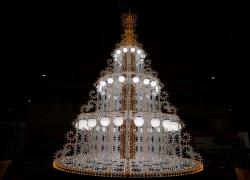 Il Centro Diagnostico Italiano inaugura la stagione natalizia con l'Albero della Gentilezza, installazioni luminose in Piazza Umberto Giordano e Via Spezia