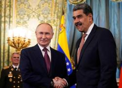 Venezuela, Putin tende la mano a Maduro: "Solidarietà e pieno sostegno a politica di governo", ma Trump incalza: "Colombia è prossimo obiettivo"