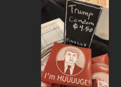 Epstein, dem Usa insistono e pubblicano 19 foto con Trump, Clinton, Bannin e Gates, nelle immagini i “sex toys” e i “preservativi del tycoon”