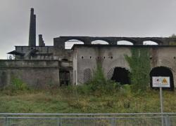 Alzano Lombardo (Bergamo), 19enne precipita per 5 metri dal tetto dell'ex fabbrica Italcementi e muore: "faceva urban exploring con amici"