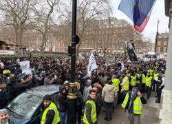 Londra, protesta davanti all&rsquo;Ambasciata italiana per la liberazione di Mullah Krekar, il jihadista condannato per terrorismo