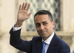 Di Maio, dal balcone al bazooka diplomatico: mezzo milione l&rsquo;anno per portare la pace (a colpi di curriculum)