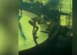 Ballerino di Lady Gaga cade gi&ugrave; dal palco durante il concerto a Sidney a causa del pavimento bagnato, la cantante interrompe l'esibizione per aiutarlo - VIDEO