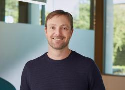 PayPal presenta richiesta per PayPal Bank negli Stati Uniti; focus su prestiti alle PMI e ampliamento dei servizi bancari