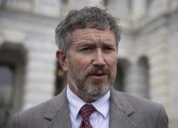 Deputato repubblicano Massie propone disegno di legge per ritirare Usa da Nato: "Retaggio Guerra Fredda, basta soldi a Paesi socialisti"