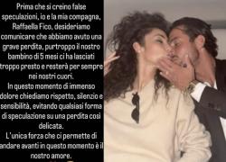 Raffaella Fico e Armando Izzo hanno perso il figlio che aspettavano: "Grave perdita, il nostro bambino di 5 mesi ci ha lasciati troppo presto" 