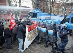Torino, corteo contro sgombero centro sociale Askatasuna, manifestanti lanciano pietre contro polizia e incendiano cassonetti