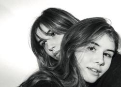 Vittoria e Luisa di Savoia, la nuova generazione di principesse reali. Dalla tradizionale cartolina di auguri natalizi, con tanto di corona e stemma sabaudo, spariscono i genitori Emanuele Filiberto e Clotilde 