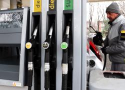Manovra, dall'accisa su diesel a 4,05 centesimi &euro; al litro all'aliquota rc auto su infortuni al conducente dal 2,5% al 12,5%, tutti gli aumenti