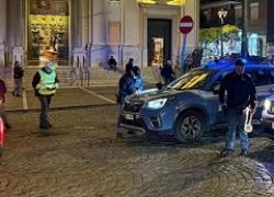 Vigilia di Natale di sangue a Pomigliano d'Arco dove un bambino &egrave; stato ferito da un colpo di pistola mentre era con i genitori era in Piazza Mercato