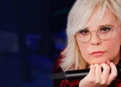 Perch&eacute; Corona potrebbe colpire Maria De Filippi: strategie, riflettori e il grande gioco del gossip mediatico