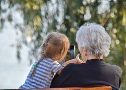 Non siamo stati progettati per avere figli cos&igrave; tardi: contro l&rsquo;illusione di un tempo infinito e di una giovinezza senza conseguenze