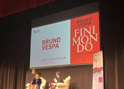 Cortina d&rsquo;Ampezzo, Bruno Vespa presenta il suo libro all&rsquo;Alexander Hall: interventi lucidi su fascismo, giustizia e Meloni, sull'Ucraina per&ograve; legittima il riarmo permanente