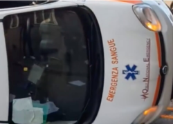 Cinisello Balsamo (MI), auto per trasporto sangue si ribalta ad un incrocio, ferita la conducente di 52 anni - VIDEO