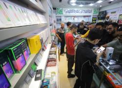 Gaza, cellulari tra cui iPhone 17 venduti a oltre 5mila shekel ($1500) a Khan Younis, palestinesi: &ldquo;Unica via per avere verit&agrave; dal mondo&rdquo; - VIDEO