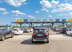 Rincari autostrade 2026, pedaggi in aumento dell'1,5% dal 1&deg; gennaio, Consulta: "Illegittimi rinvii degli adeguamenti", Salvini: "Vanificati nostri sforzi"