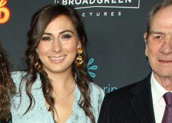 Morta la figlia di Tommy Lee Jones, Victoria Kafka, a 34 anni, gli inquirenti: "Trovata senza vita in hotel di lusso, ipotesi overdose"