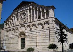 Carrara, il parroco chiude il Duomo per troppi furti.  Don Albanesi "La nostra storia va custodita e protetta".