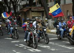 Venezuela, gang di motociclisti pro-Maduro fermano automobilisti e cercano di porta in porta sostenitori di Trump: "Via traditori da Caracas"