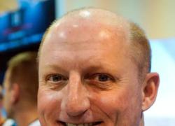 Greg Abel assume la guida di Berkshire Hathaway come nuovo CEO e riceve uno stipendio annuo di $25 milioni, succedendo a Warren Buffett 