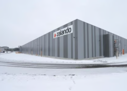 Zalando, chiusa sede logistica in Germania per ristrutturazione; oltre 2.700 dipendenti rischiano il lavoro, la societ&agrave; si attiva per ricollocare gli operai