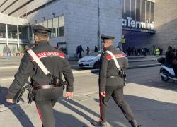 Roma, due aggressioni vicino stazione Termini, grave funzionario del Mimit, ferito un rider, arrestati 3 tunisini e un egiziano - VIDEO