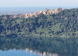 Lungo la Via Francigena nel Lazio: tre tappe tra borghi, laghi vulcanici e antiche strade