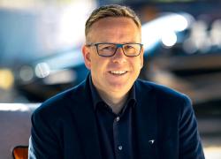 McLaren azzera $800 milioni di debito, incassa $2 miliardi da Cyvn e cresce del +42% su base annua dopo la fusione con Forseven