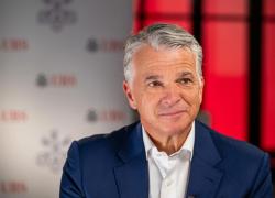 UBS, il ceo Ermotti pianifica le sue dimissioni per il 2027; rimane aperto il nodo dei $24 miliardi con Berna sulle riserve patrimoniali
