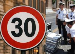 Roma, scatta limite velocit&agrave; 30 km/h in zona ztl Centro Storico da oggi 15 gennaio, tra un mese gli autovelox con multe da &euro;42 a &euro;543
