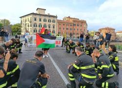 Pisa, vigili del fuoco inginocchiati contro genocidio a Gaza, Viminale dispone procedimento disciplinare per 10 di loro: "In divisa non si pu&ograve;"