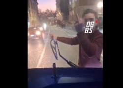 Brescia, ragazzo 'marocchino' ubriaco ferma un autobus, tira manate sul vetro, fa il dito medio e rompe il tergicristallo - VIDEO