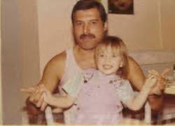Addio a &ldquo;Bibi&rdquo;, morta a 48 anni per cordoma (cancro alla spina dorsale) la figlia &ldquo;segreta&rdquo; di Freddie Mercury, nata da relazione nel 1976