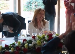 Compleanno Meloni a Tokyo, premier Takaichi canta 'Tanti Auguri' in italiano, leader di FdI: "Conta sempre su di me" - VIDEO