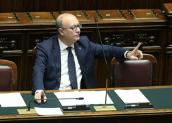 Violenza a scuola, inasprimento misure di sicurezza per alunni, Valditara: &ldquo;Metal detector negli istituti pi&ugrave; a rischio&rdquo; 
