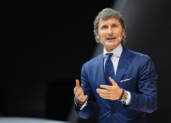 Lamborghini, consegnate oltre 10 mila auto nel 2025; maggior successo ottenuto dai modelli Revuelto e Urus, la gamma ibrida &egrave; la pi&ugrave; richiesta   